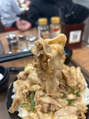 お肉を摘んでる