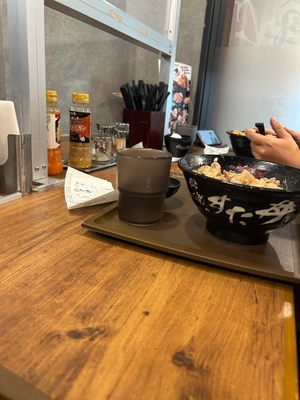 友達2人が食事中の様子